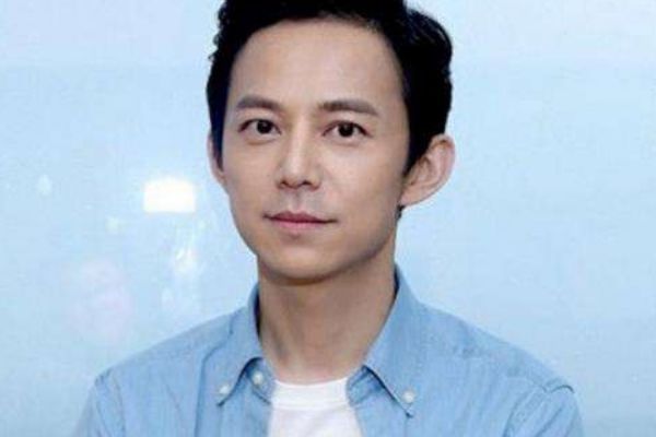 别把伤害当成幽默！刚上台就diss何炅个子低，何炅：你不退赛啊？