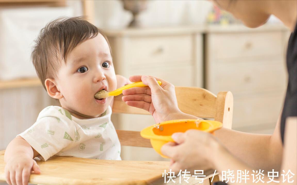 喂养|宝宝添加辅食后饮食怎么安排?1岁是分水岭,前后喂养方式大不同