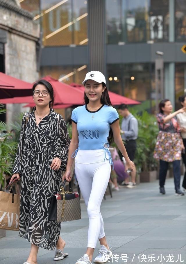 小姐姐 浅蓝色加白色的搭配,瑜伽裤看起来运动感满满,不失青春靓丽