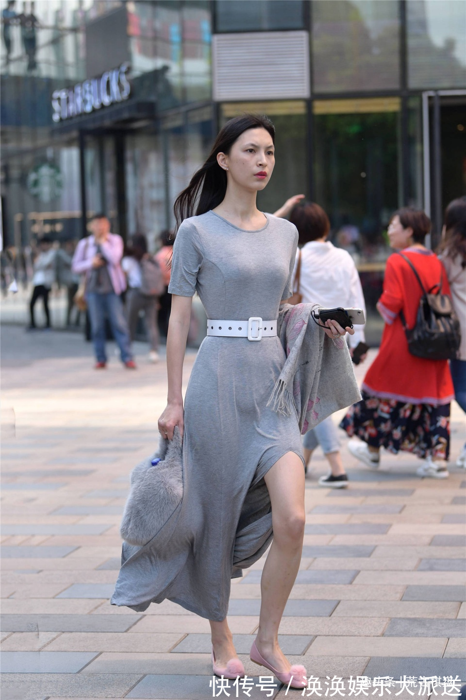 展示 高级灰的连衣长裙,不挑身材,但是没有搭配高跟鞋,有点遗憾