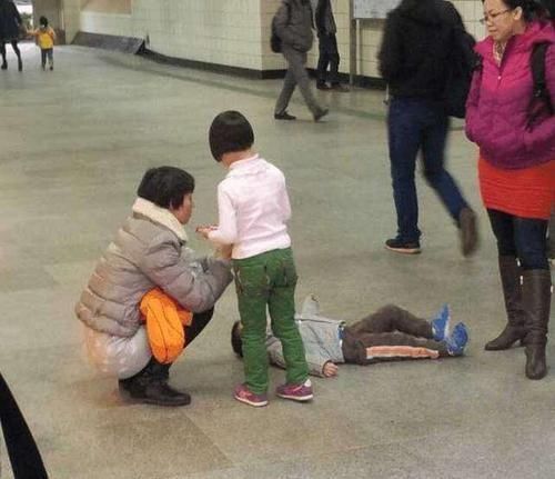 小区|女儿小区撒泼打滚,爸爸淡定看手机,对峙2小时,网友:都是狠人