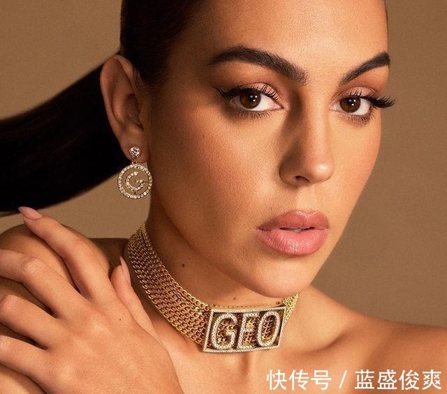 C罗|36岁C罗晒新年全家福,乔治娜遮住孕肚,亲生女儿太灿烂难怪受宠!