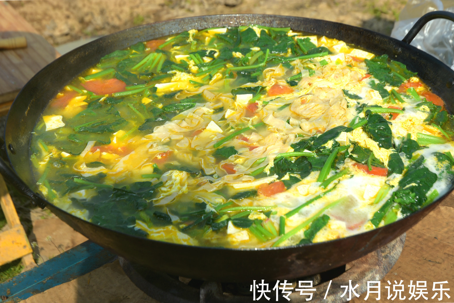 壮观|农村难得一见的大锅饭,一手捏3个馒头蹲地吃,场面壮观