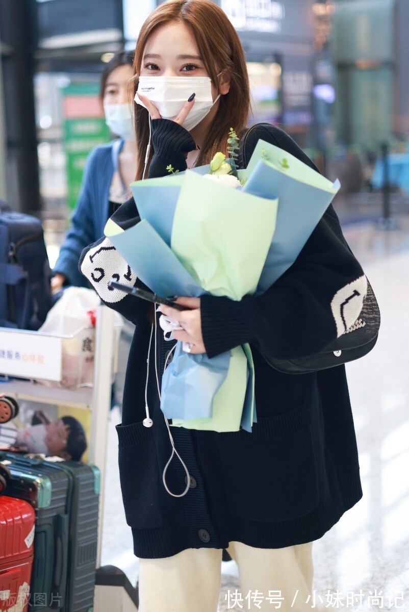 针织开衫|张紫宁穿黑色针织开衫搭配米色休闲裤,脚踩运动鞋纯净温柔