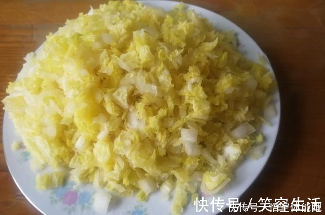 水分|调饺子馅用盐的窍门,正确使用,饺子馅才能鲜香美味没有汤汁