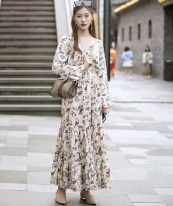 街拍:身材高挑的美女,背心配黑色长裤,时尚魅力气质