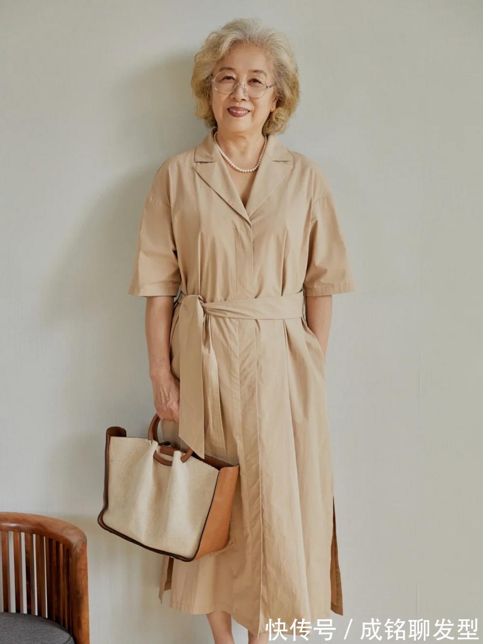 孙女|八十岁奶奶与孙女穿同款,花白头发也挡不住爱美心,时尚感不输阵