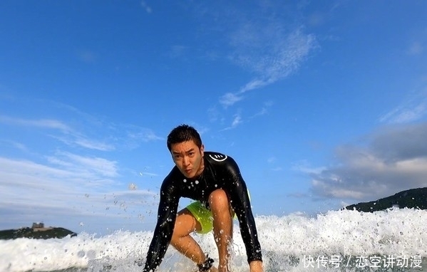 7岁嗯哼陪老爸玩冲浪!半蹲稳站冲浪板不哭……网狂赞王子