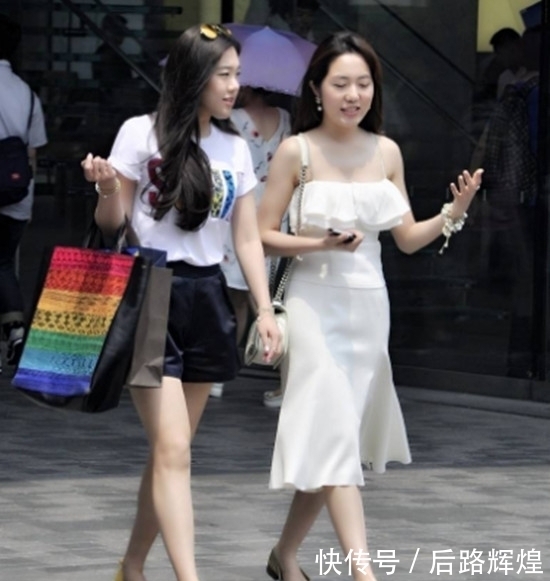 十足|街拍:美女身姿风韵十足,性感丰满至极,你喜欢吗?