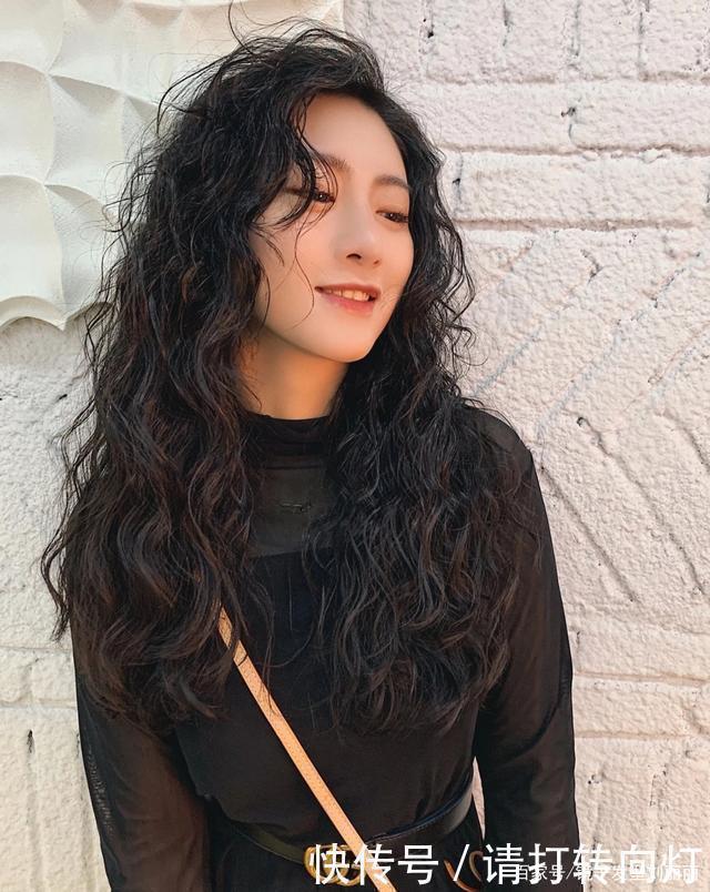 洋气|今年秋冬发型别乱剪,18款洋气烫发送给你,无论胖瘦都适合