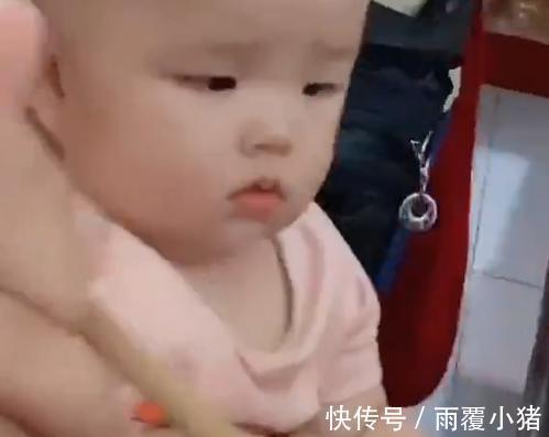 孩子|爸爸带娃吃饭,想妙招“封印”娃的小手获高赞,网友:值得学习!