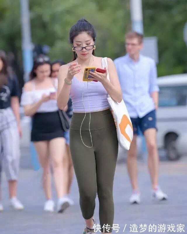 小姐姐 打底裤打造街头美感,突显美丽曲线,时尚魅力无法挡!