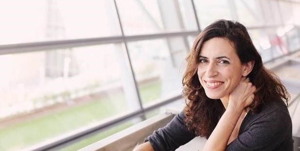 女性皮肤暗黄显老？坚持4件事，气色好了，皮肤紧致有弹力