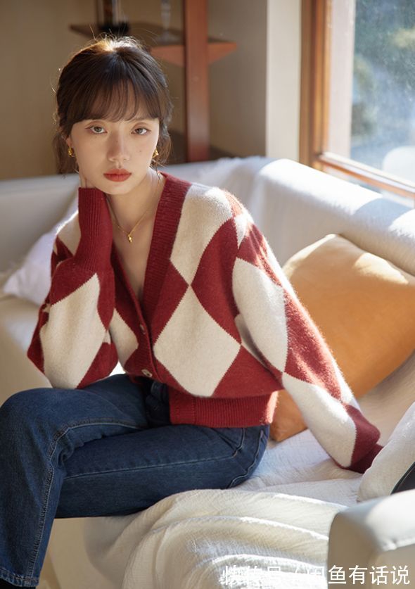 时髦 今年开春后火了一种穿搭,叫“上身奶奶,下身孙女”,减龄又时髦