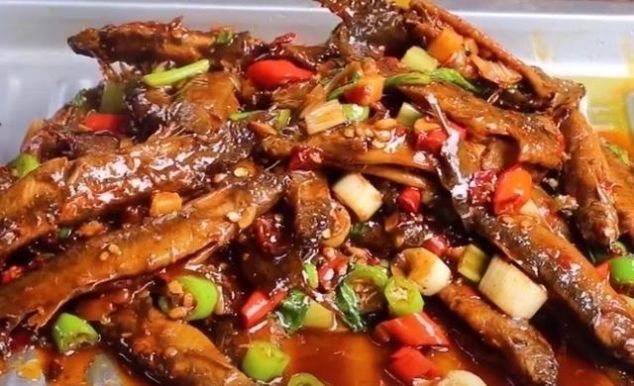 终于找到泥鳅的正确做法,一个小诀窍,不腥不苦,鲜香酥脆超下饭