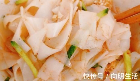做凉皮太厚又开裂?大厨教你一招:掌握好比例跟配方,吃着还筋道