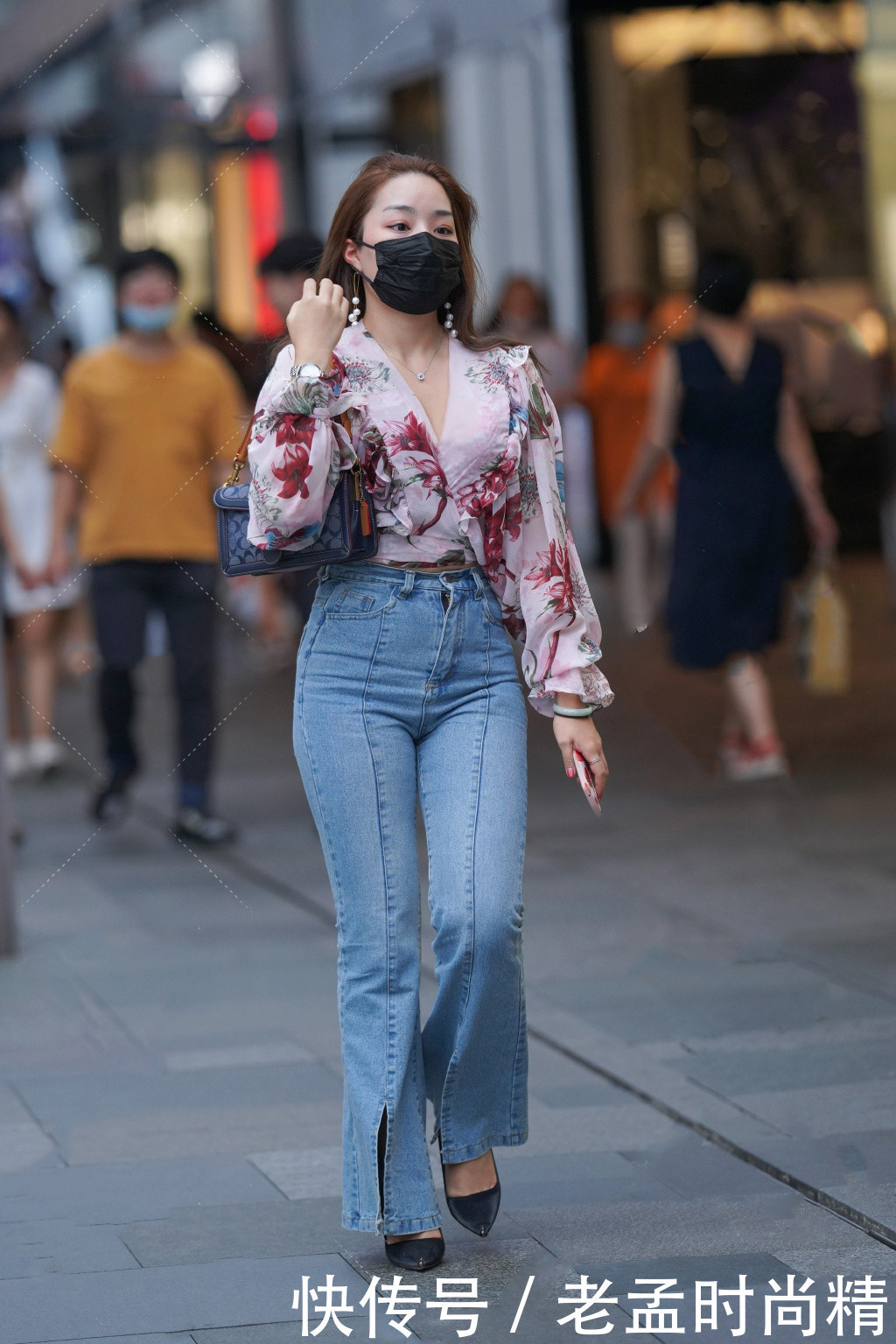 街拍微胖女生选择修身喇叭裤,休闲个性又气质,分分钟打造出靓丽造型