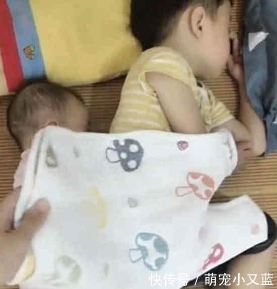 广东|广东哥哥和妹妹在睡觉, 妈妈掀开被子, 看到的画面好暖心, 二胎生对了