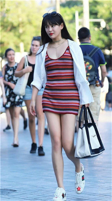 街拍：气质美女玫红色吊带连衣裙，唯美时尚，尽显女人味