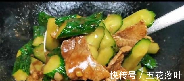 下饭|今天美食,肉炒黄瓜,清脆爽口,黄瓜炒肉是绝配,即营养又下饭!
