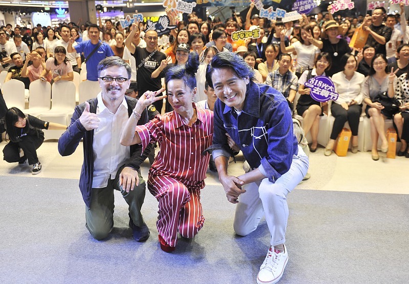 条纹|陈荟莲气质真好，穿红白条纹“睡衣”套装休闲大气，气场不输发哥