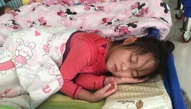 佳佳|4岁女儿本无午睡习惯,老师却说娃午睡很乖,看到毛巾被宝妈心疼