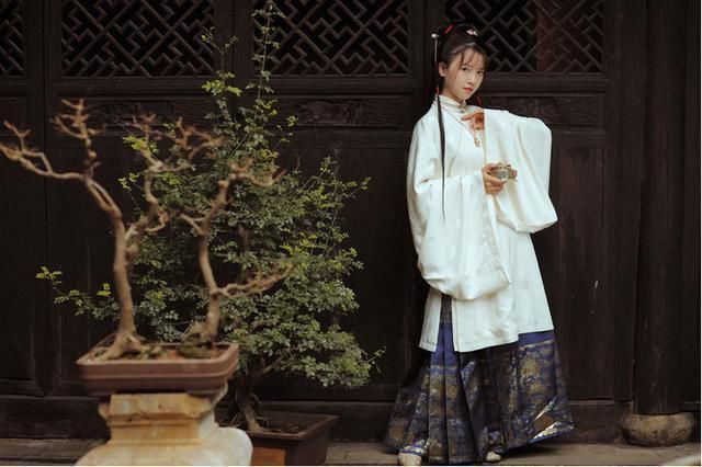 这些汉服曾经火遍汉服圈,但是现在很少人去买,原因很简单