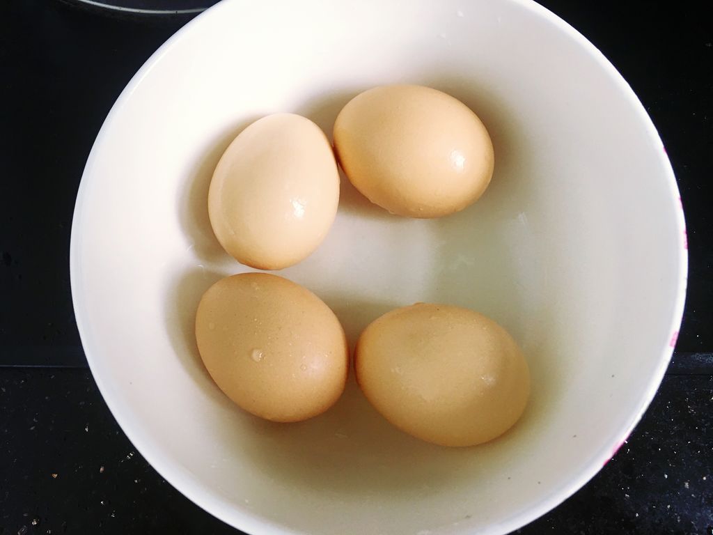 五花肉往锅里面一扔，色泽红润肥而不腻，吃起来真过瘾