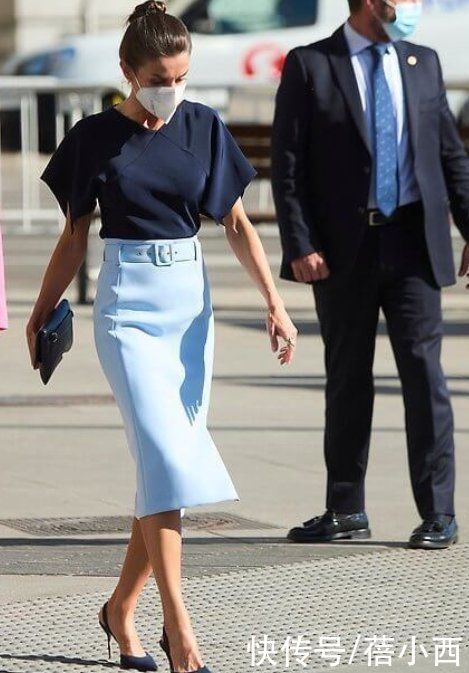 无敌|西班牙王后高级感无敌了，穿印花上衣配直筒裤好美，真给国王长脸