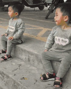 |搞笑GIF:妹子这恩爱秀的,真是让人措手不及啊