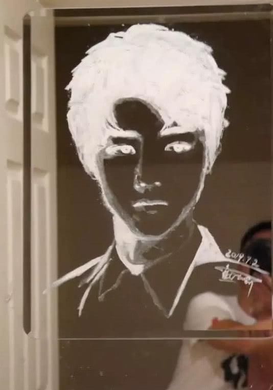 牙膏|有种“变脸”叫做牙膏画,明明是王一博,关灯却变王俊凯,跪服了