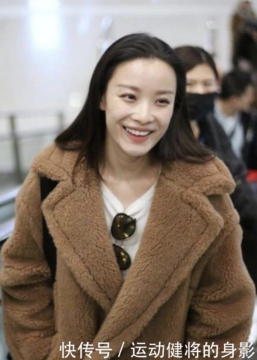 妆感|吉娜真是放开了!大方卸掉假睫毛,看到素颜真容,难怪妆感那么重