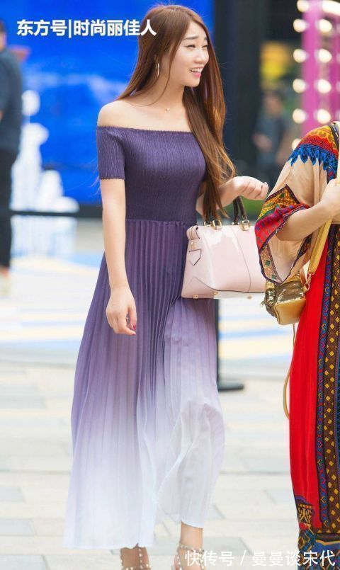 颜色 紫色一字肩连衣裙显高贵典雅,搭配白色铆钉高跟鞋,很有仪式感