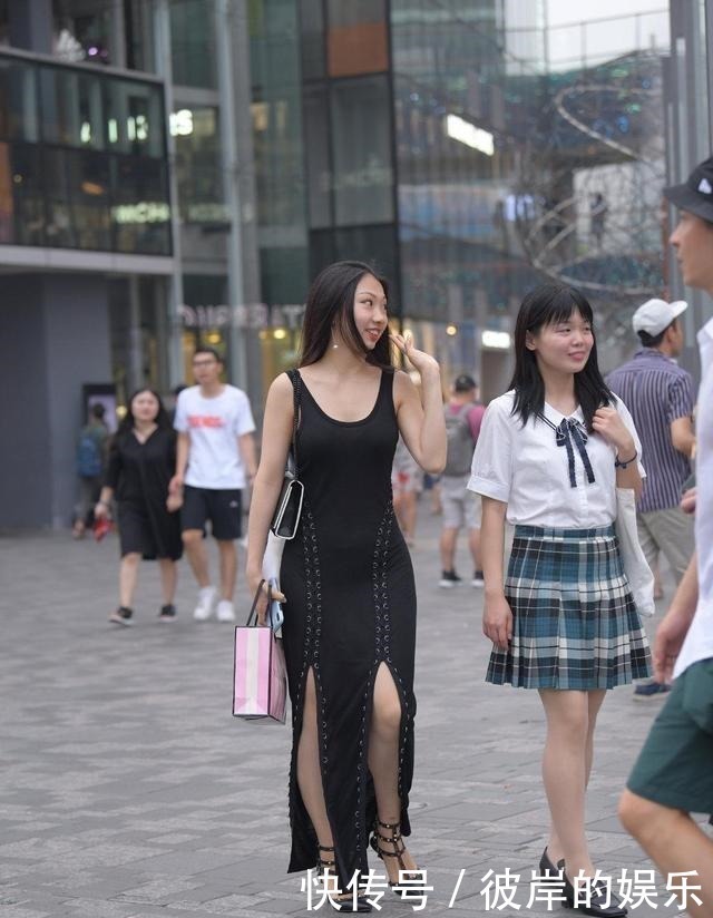 好身材|简单的裙子也想有特点，那你就要会混搭，好身材也需要有气质