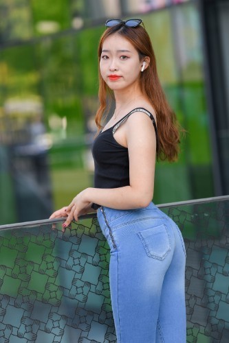 打扮 牛仔女神真惹眼,不平凡的打扮不平凡的她,女神二字实至名归