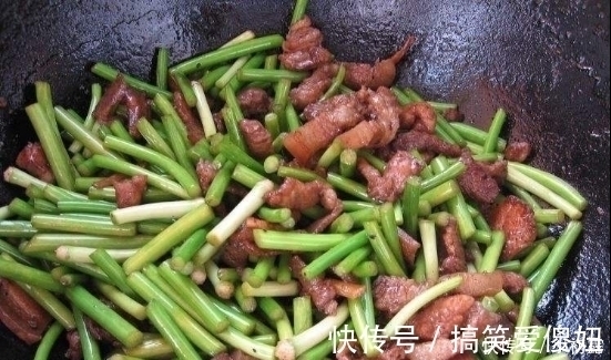 50多岁老伙夫:不管炒什么肉,下锅前加这一样,肉嫩汁多口感好