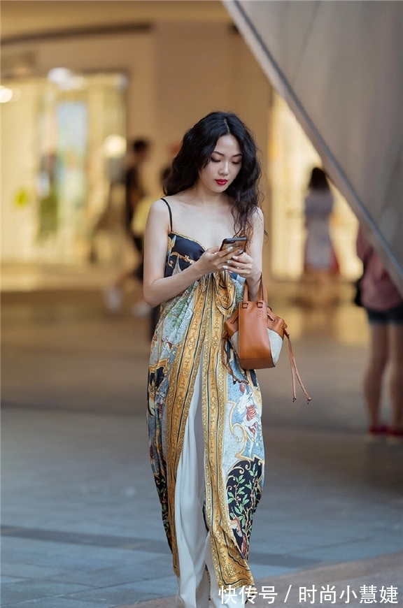 优雅|一条丝巾打造出一位异域风情的美女,飘逸的丝巾尽显美丽优雅