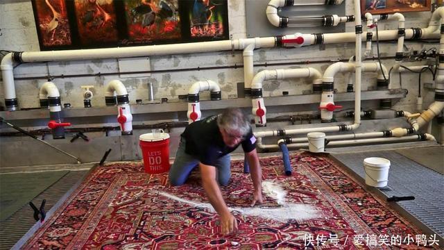 为什么中国人不用地毯？看完老外清洗过程就明白了