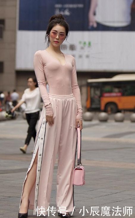 小背心搭配牛仔裤,简约又时髦,还能很好的突显了婀娜多姿的身材