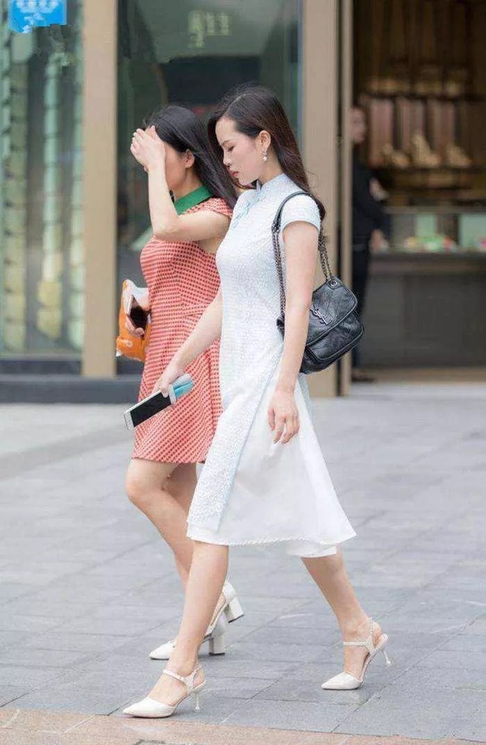 小姐姐|女生搭配高跟鞋,出街的带着时尚的魅力