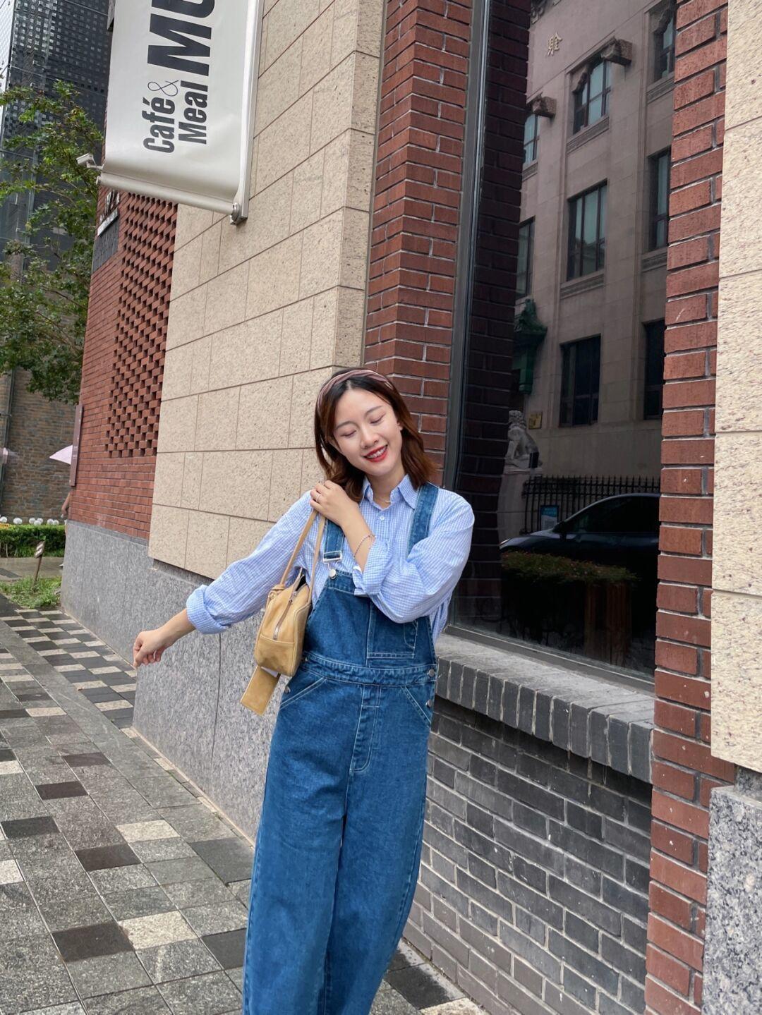 小个子|秋天就应该穿得洋气,绿色衬衫+牛仔背带裤优雅大方,超好看