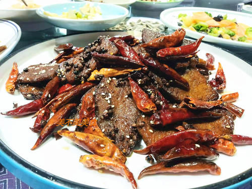过年家庭聚会，上的全是标准鲁菜，亲戚：1880这一桌值了
