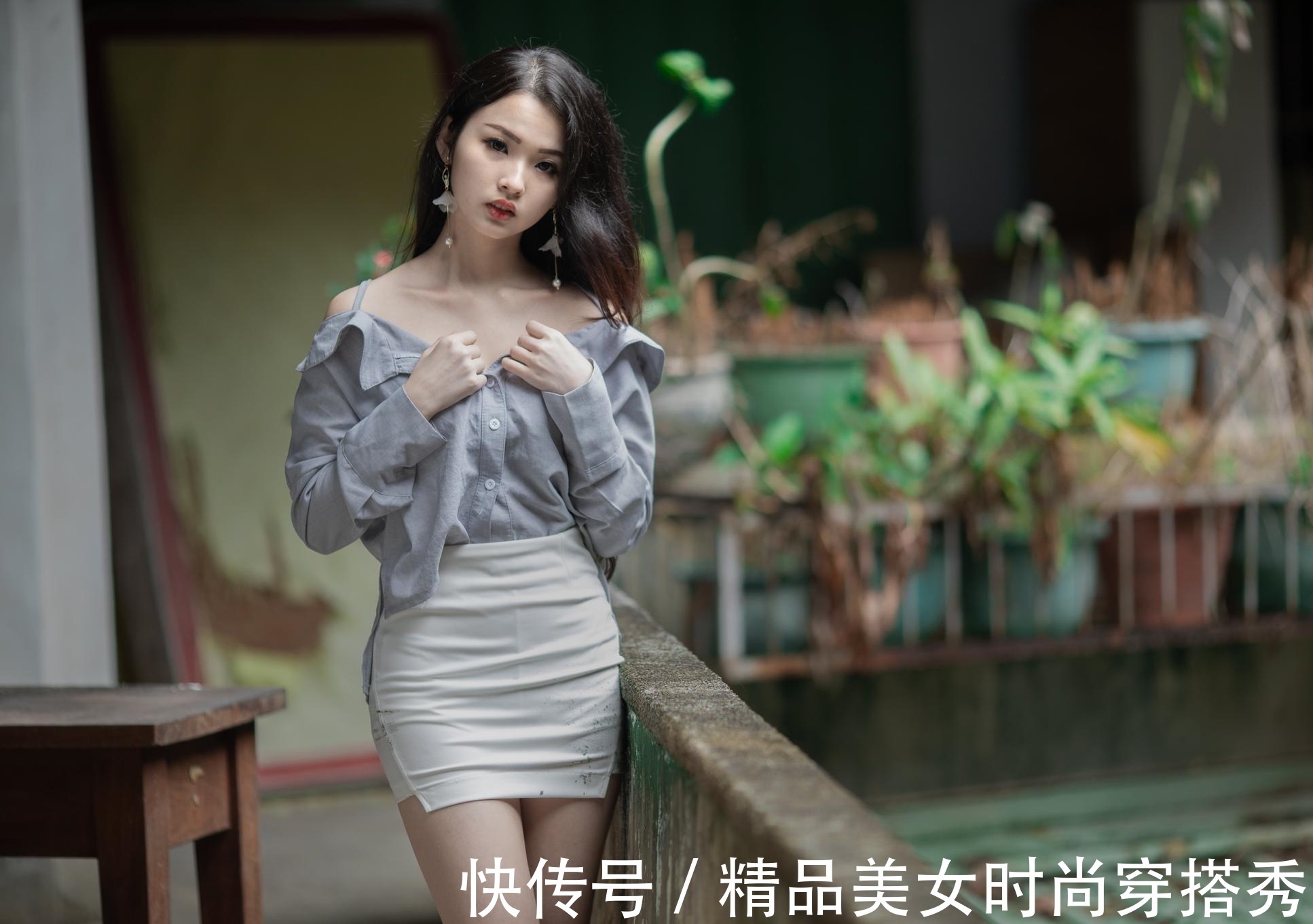 视觉|一字肩上衣搭配白色短裙,精致又优雅,视觉上会更清爽