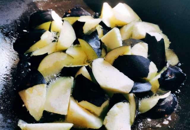 烧茄子时,有人腌制有人直接下锅炒,大厨:都不对,教你正确做法