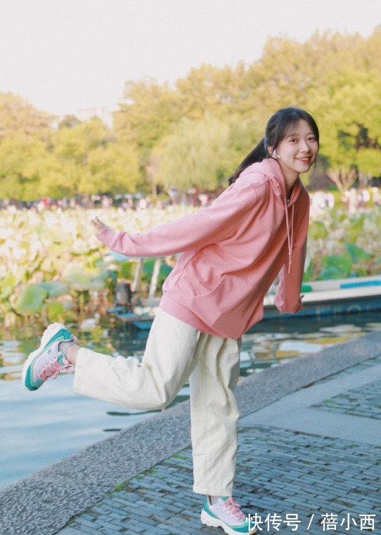 休闲 卫衣不知道怎么穿?试试经典的浅粉色,少女感很强,出街也美美哒