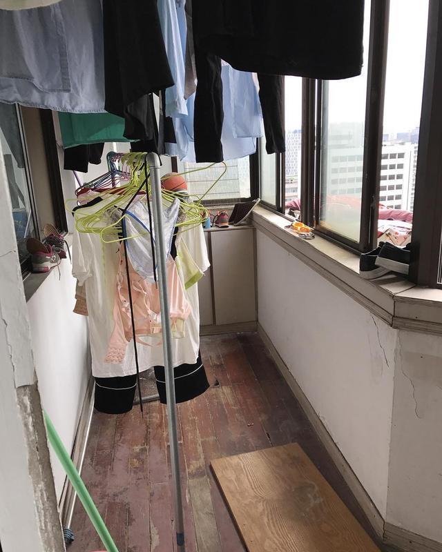 晾衣|阳台一根晾衣杆不够用，护栏一掰又有晾衣区，不用升降就图方便