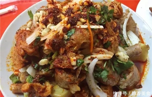 特色小吃|大哥卖特色小吃十年,20元一碗出锅就被抢,顾客:怎么吃都不腻