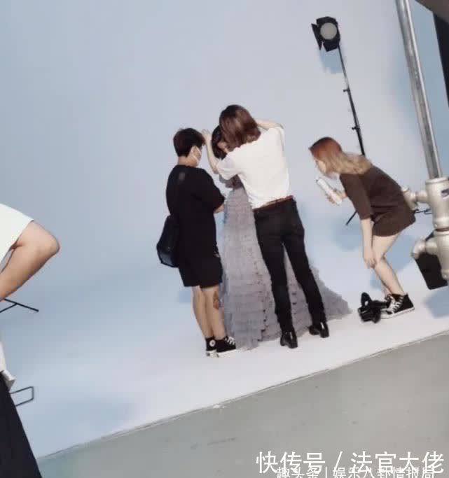 王子文让助理下跪提鞋后现身,与助理打成