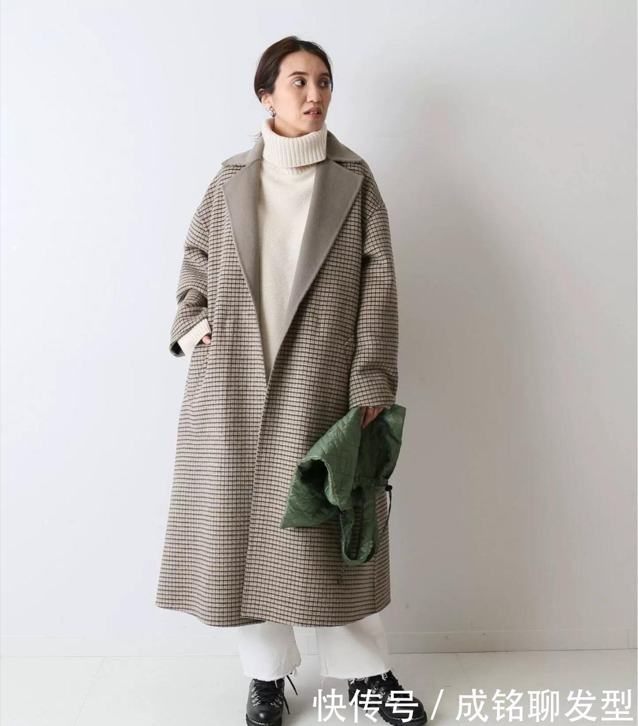 双面呢大衣|女人到了中年穿衣别太繁琐,简单色彩搭配要学会,时髦减龄又大气