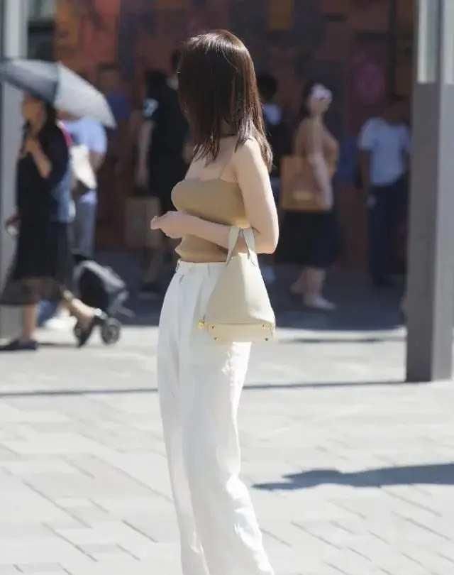 杏色吊带衫搭配白色休闲阔腿裤,感受到了青春美好